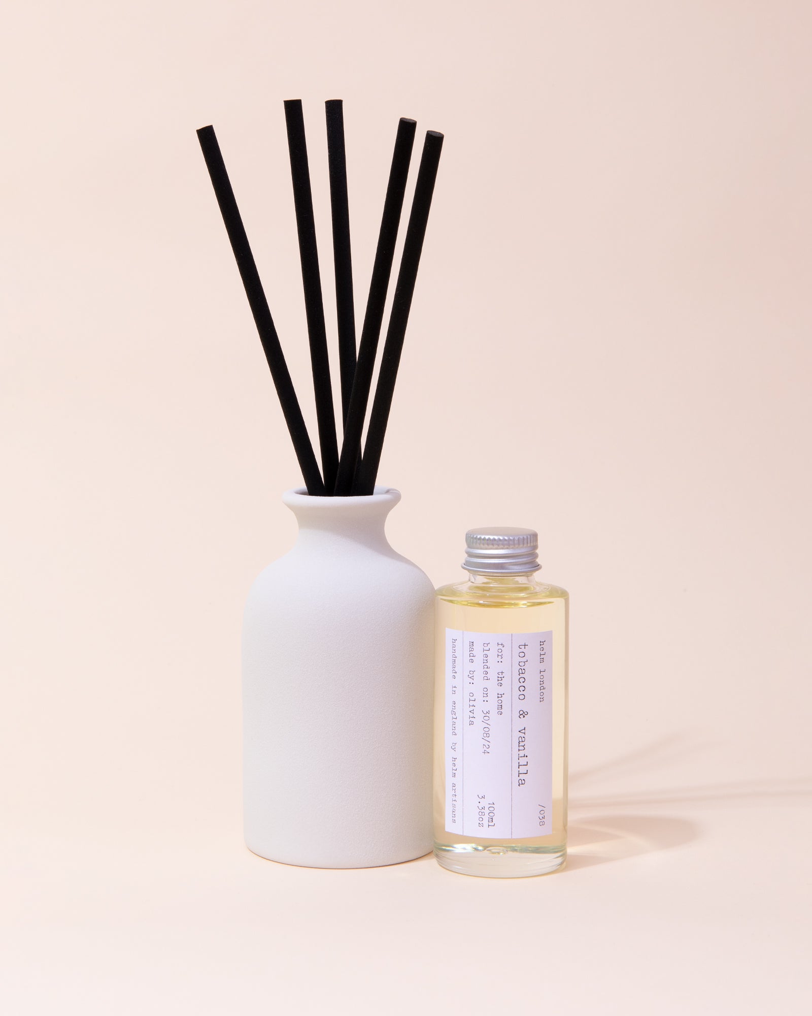 White ceramic diffuser with black reeds and tobacco & vanilla fragrance