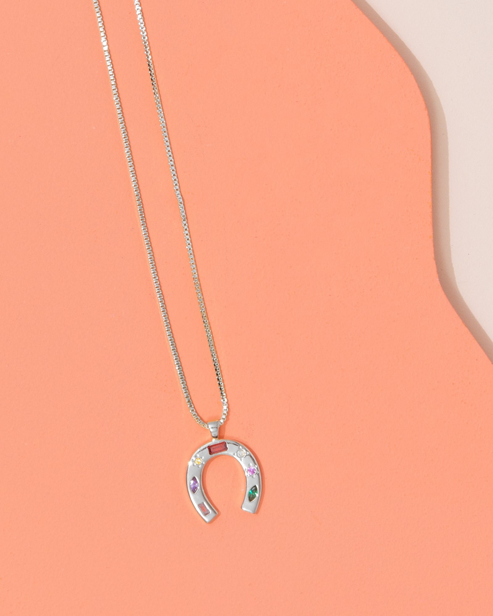 Junk Jewels Horseshoe Charm Necklace | Silver