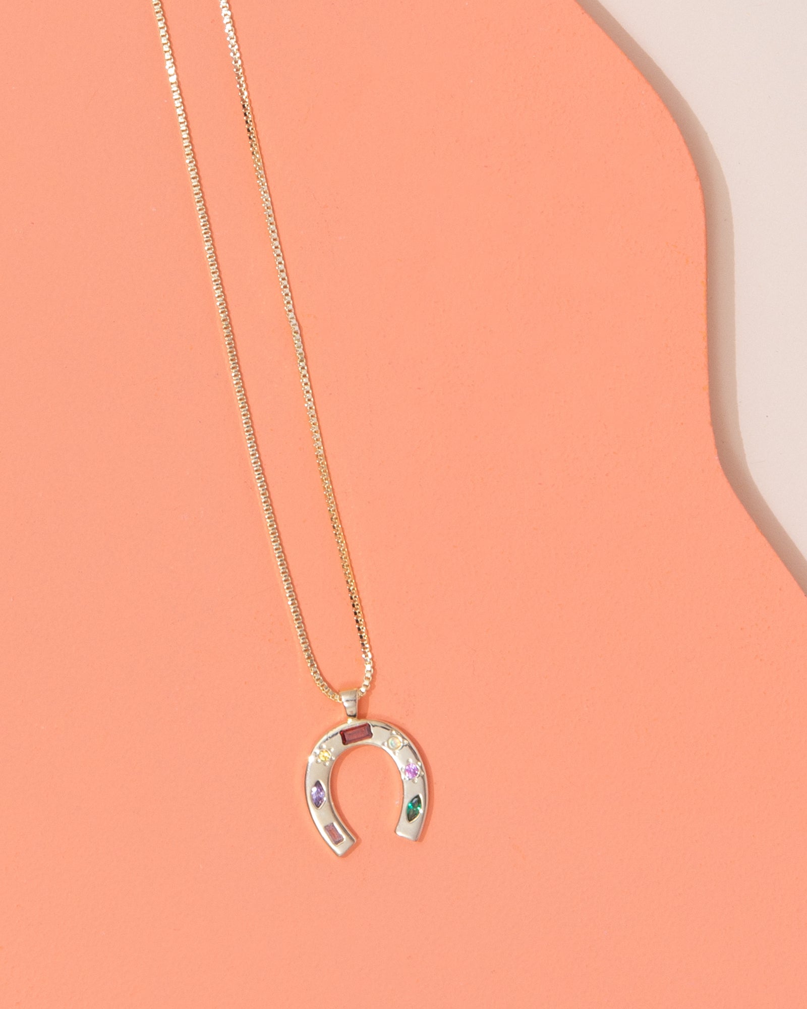 Junk Jewels Horseshoe Charm Necklace | Gold